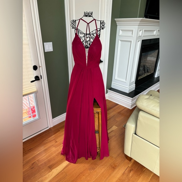 A fully lined, Raspberry Colour, women’s size 6 Laura ballgown. - Picture 1 of 5